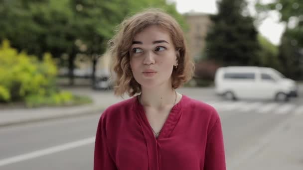 Portret de femeie frumoasă zâmbitoare uitându-se la camera într-o stradă a orașului — Videoclip de stoc