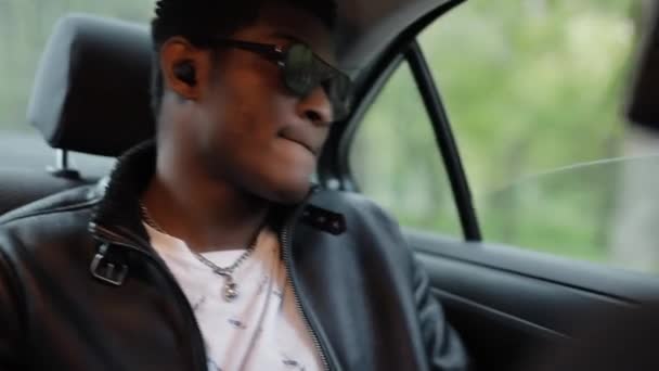 Крутой афроамериканец сидит в машине — стоковое видео