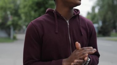 Yaz şehrinde dans eden şık Afrikalı Amerikalı adam