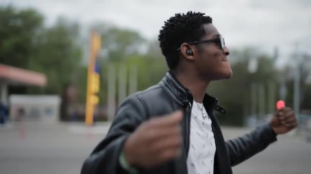 Κομψός Αφροαμερικάνος που χορεύει στην καλοκαιρινή πόλη — Αρχείο Βίντεο