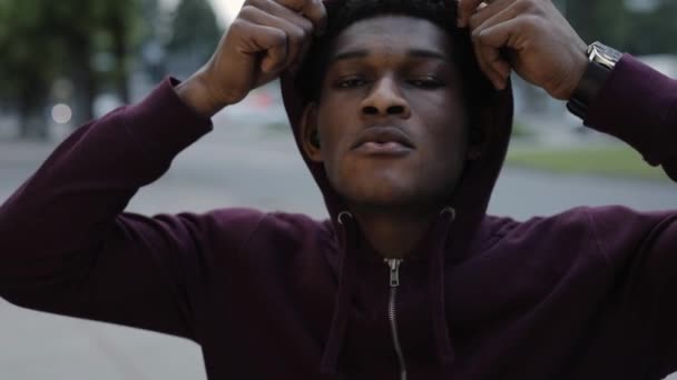 Confiado hombre afroamericano con capucha en la ciudad — Vídeos de Stock