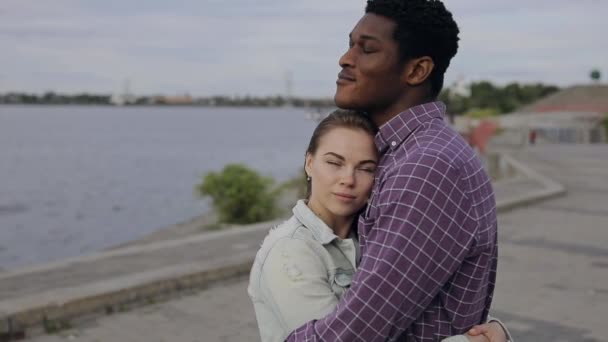 Vielrassiges Paar umarmt sich in der Stadt — Stockvideo