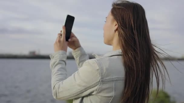 Två multiracial vänner gör en selfie bilder via smartphone — Stockvideo