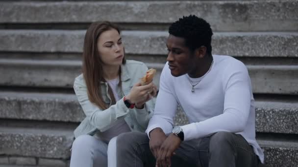 한 도시에서 아프리카 친구를 먹여 살리는 백인 여자 — 비디오