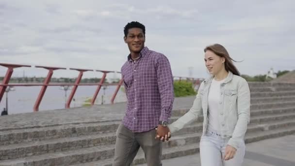 Glada multiracial vänner talar promenader i en stad — Stockvideo