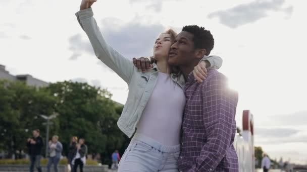 Dos amigos multirraciales hacen fotos selfie por teléfono inteligente — Vídeos de Stock