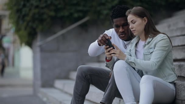 Twee multiraciale vrienden maakt een selfie foto 's per smartphone — Stockvideo