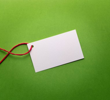 Yeşil arkaplan üzerine boş kağıt not