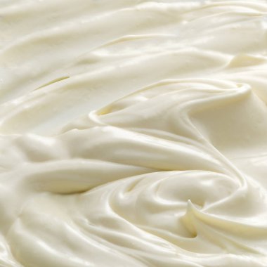 Kırmızı biber bir tabakta izole edilmiş.