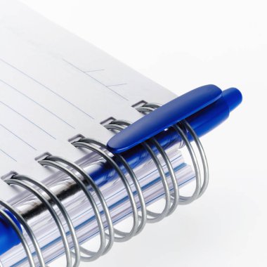 beyaz arkaplanda kalem ve defter