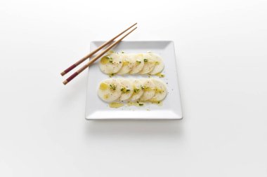 Palm Pupunha 'lı Carpaccio kare tabak ve haşhaş.
