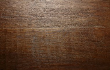 Kırmızı biber bir tabakta izole edilmiş.