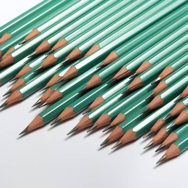 Keskinleştirilmiş yeşil altıgen kalem grubu