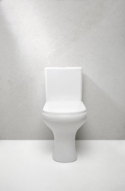 Öndeki tuvalet beyaz arkaplanda izole edildi