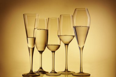 Bej arka planda şampanya bardakları