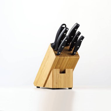 Beyaz arkaplanda bıçak seti