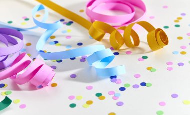 Beyaz arka plan üzerinde renkli konfeti şenlikli 