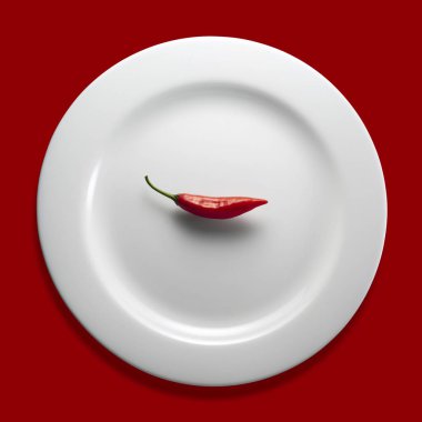 Kırmızı biber bir tabakta izole edilmiş.