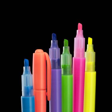 Siyah arkaplanda çok renkli fosforlu kalem seti