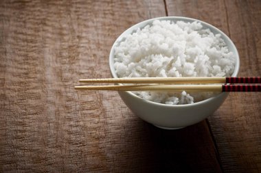 Bir kase pirinç hashi yatay ile yakın çekim