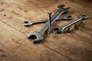 Yukarıdan ahşap bir zemine saçılmış bir yığın ağız anahtarı görülüyor.