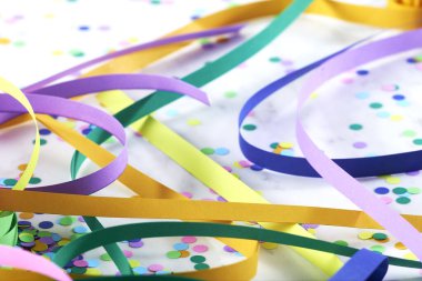 Çok renkli karnaval partisi için serpentin arkaplan