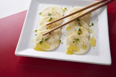 Palm Pupunha 'dan Carpaccio kırmızı arka planda.
