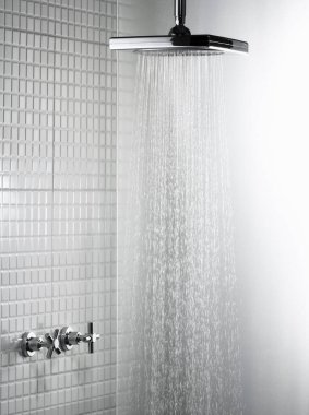 Beyaz banyoda duş al.