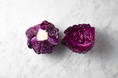 Mermer arka planda gevşek yapraklı mor lahana.