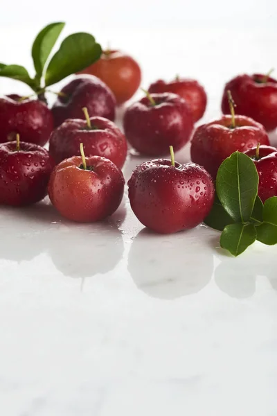 Beyaz Arkaplanda Kırmızı Acerola Meyveleri Izole — Stok fotoğraf