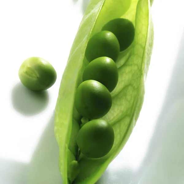 Pois Verts Sur Fond Blanc — Photo