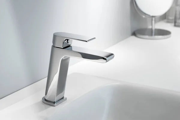 Toilette Wasserhahn Mit Sauberem Weißen Waschbecken — Stockfoto
