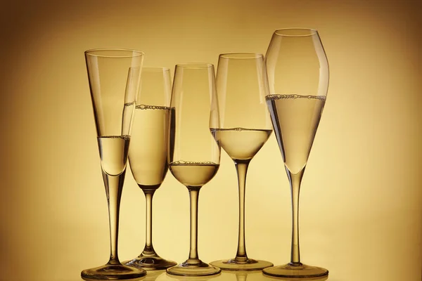 Келихи Шампанського Бежевому Фоні — стокове фото