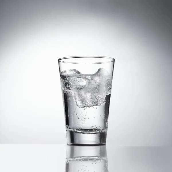 Glas Wasser Mit Eis Auf Weißem Hintergrund — Stockfoto