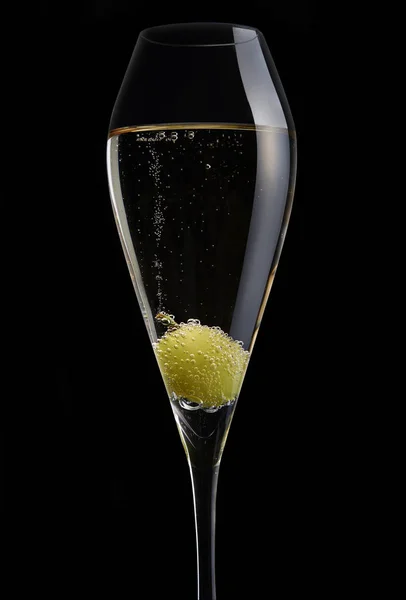 Champagnerglas Mit Spritzer Auf Schwarzem Hintergrund — Stockfoto