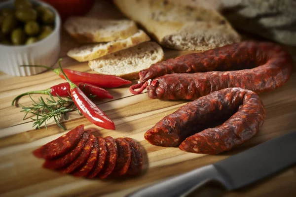 Salsiccia Fresca Uno Sfondo Legno — Foto Stock