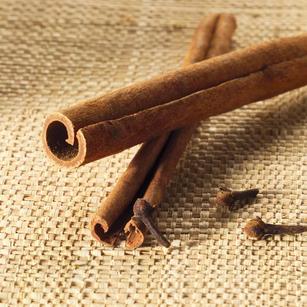 Cinnamon Sticks Anise Wicker Background — Stock Photo, Image