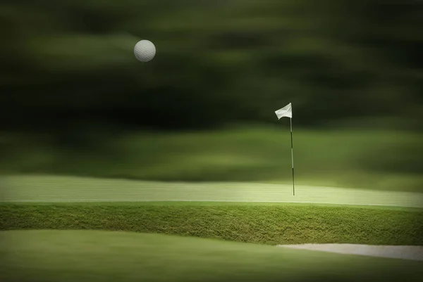 Golfball Auf Grünem Gras Hintergrund — Stockfoto