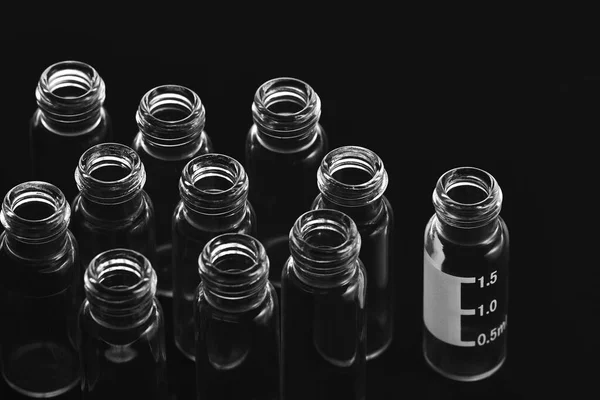 Primer Plano Grupo Botellas Diferentes Sobre Fondo Negro — Foto de Stock