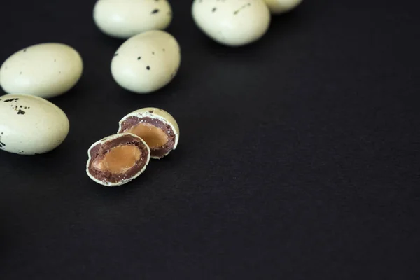 Pralinen mit Erdnüssen in Form von Wachteleiern. Osterkonzept — Stockfoto