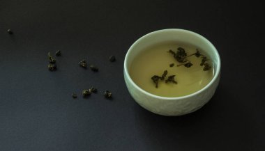 Japon Çay Kupası oolong siyah arka plan üzerine. Çay saati.