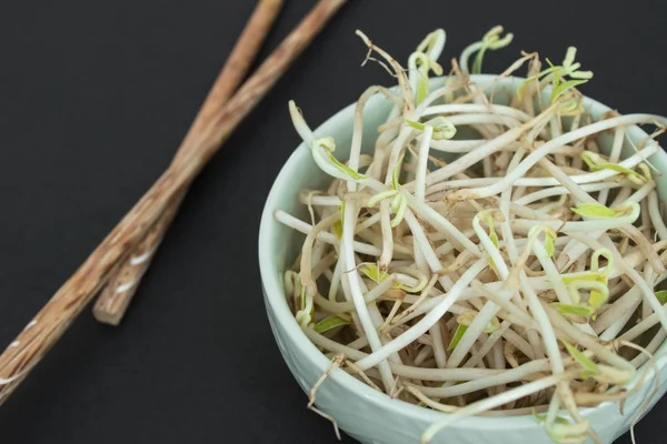 Soya filizi yeşil kase ve Çin ahşap sopa