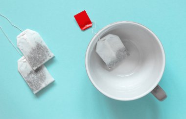 Kağıt poşet çay ile boş seramik kupa