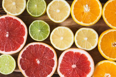 Desen kesme narenciye. Greyfurt, portakal, limon ve kireç.