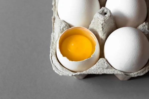 Karton Gri Arka Plan Üzerinde Kırık Yumurta Sarısı Kapatın Yatay — Stok fotoğraf