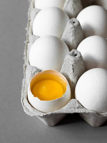 Gri Arka Plan Üzerinde Ambalaj Karton Kırık Yumurta Sarısı Kapatın — Stok fotoğraf