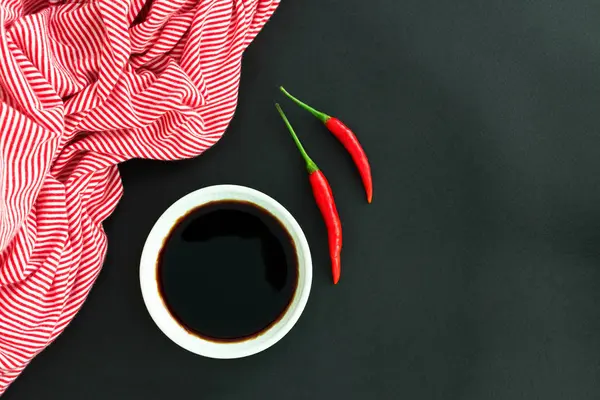 Sojasauce Schüssel Und Rote Chilischoten Auf Schwarzem Hintergrund Konzept Asiatisches — Stockfoto