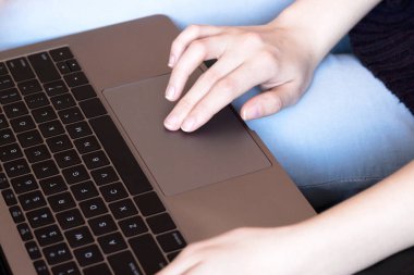 Kadın dokunun touchpad. Kavram freelancing, iş üstünde laptop.