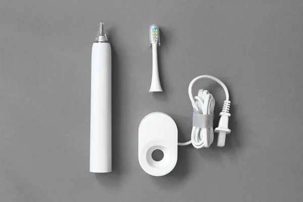 White Electric Toothbrush Cleaning Brush Charger Gray Background Concept Good — Stock Photo, Image