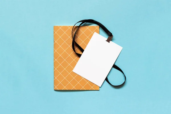 Witte Blanco Papier Badge Mockup Notebook Blauwe Achtergrond Ruimte Voor — Stockfoto